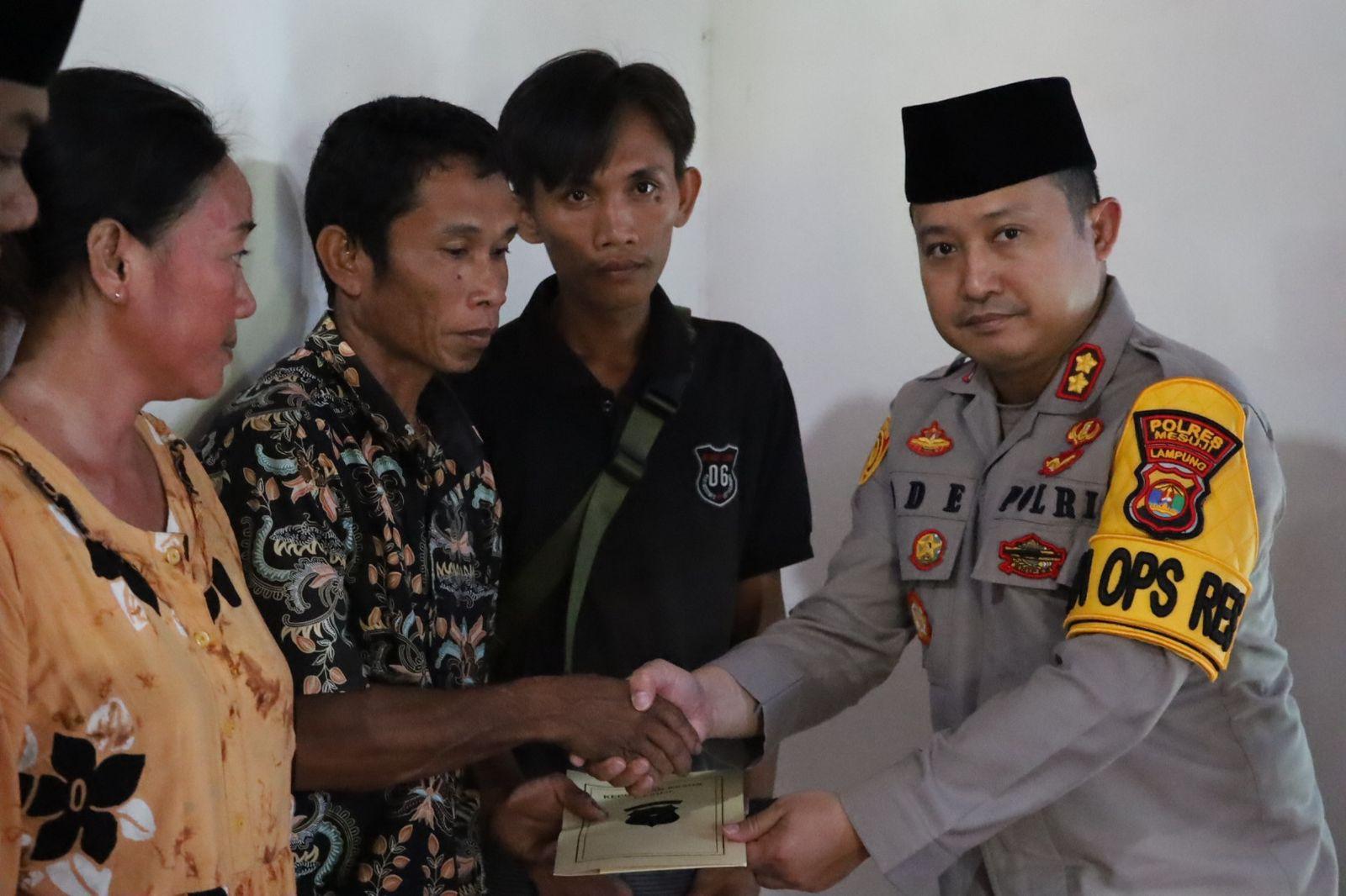 Beri Santunan ke Keluarga Korban Pembunuhan, Kapolres Mesuji Polda Lampung Janji Usut Tuntas Kasus