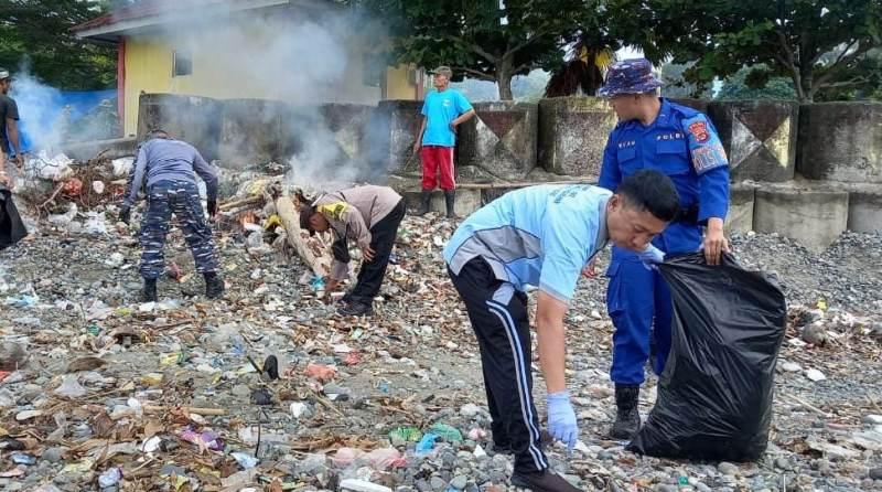Bersih-bersih-pantai-muara-indah-tanggamus.jpg