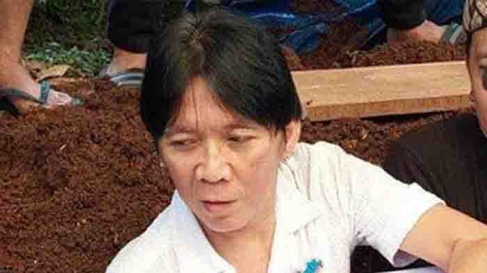 Bimbim-Slank-ikut-turun-ke-liang-lahat-untuk-makamkan-ayahnya.jpg