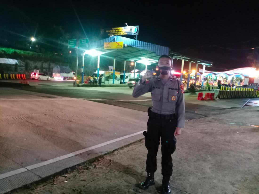 Kesedihan Anggota Polisi yang Berjaga di Pelabuhan Bakauheni Saat Lebaran