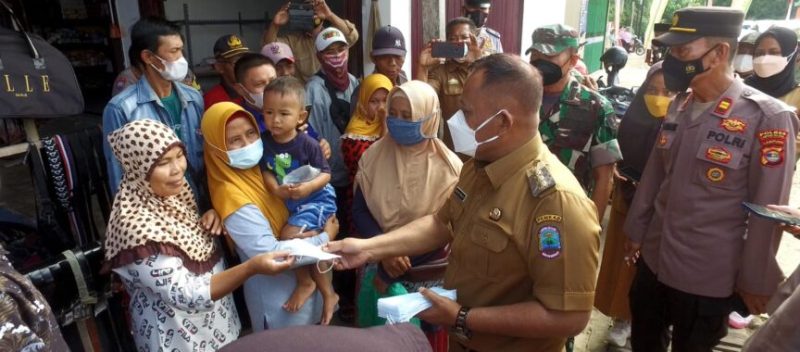 Bupati-Lampung-Selatan-Nanang-Ermanto-melakukan-kegiatan-bagi-bagi-masker.jpg