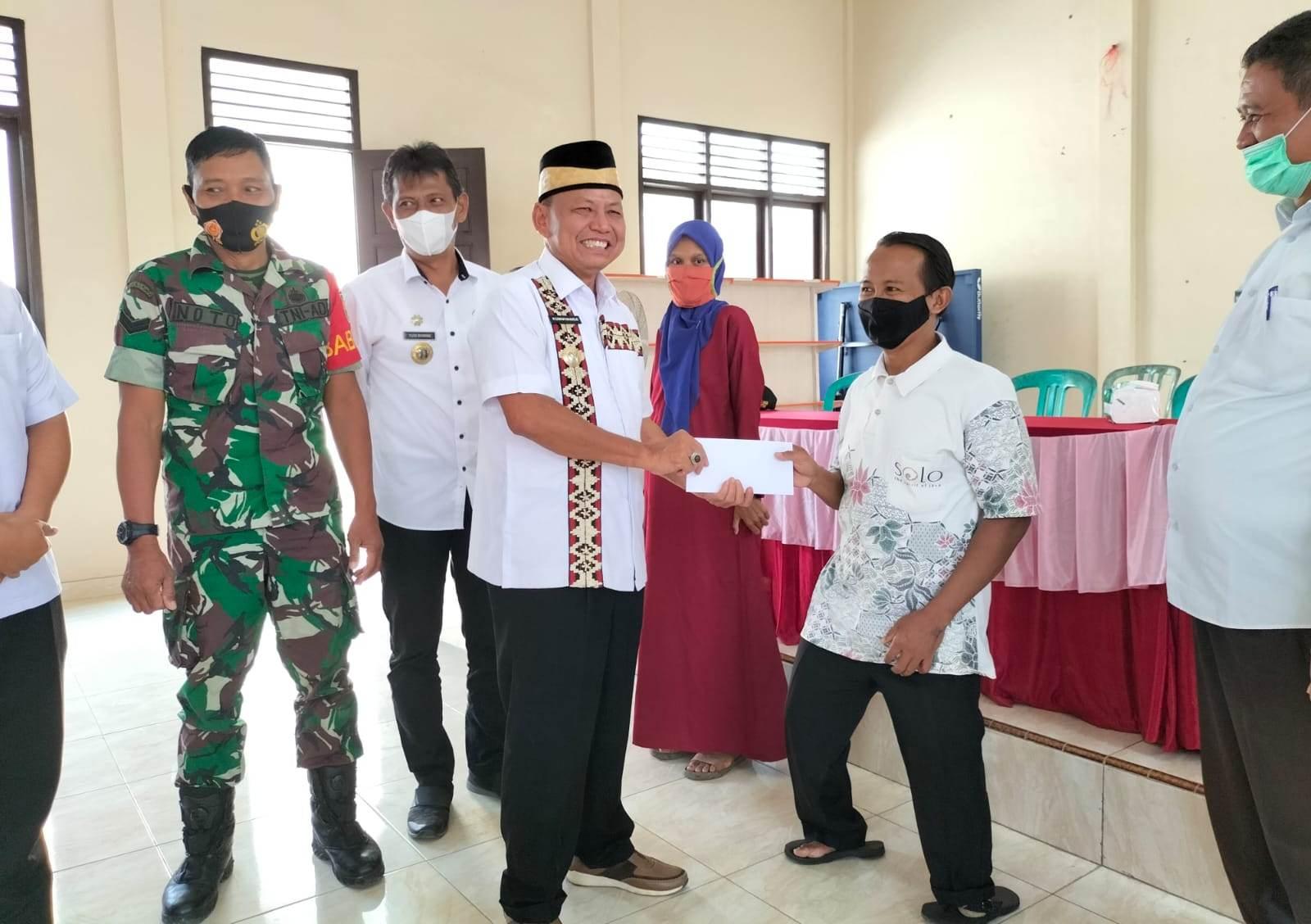 Bupati Lampung Timur Salurkan 663 BLT DD di Enam Desa