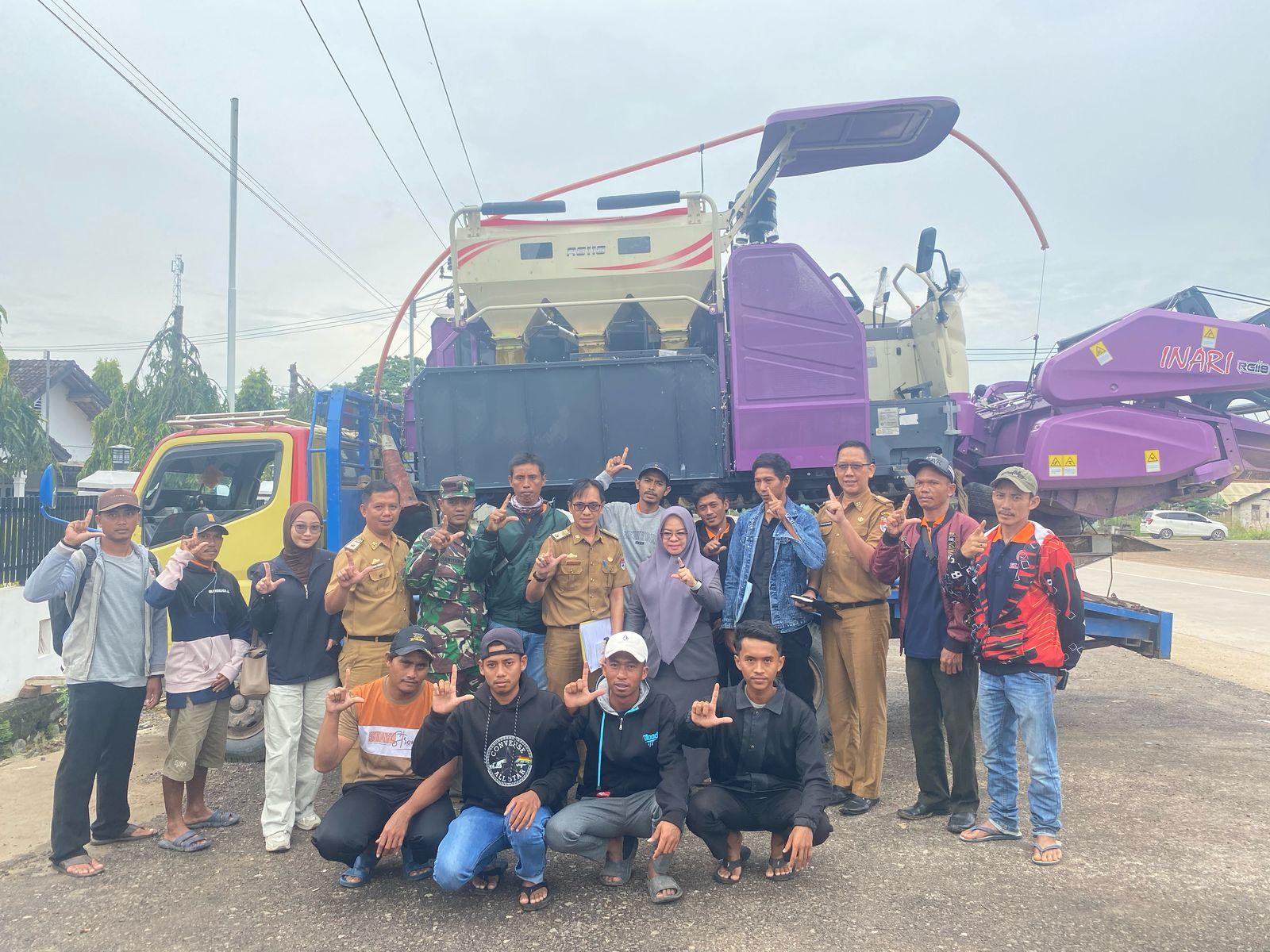 Bupati Elfianah Serahkan Combine Harvester ke Brigade Pangan di Mesuji Timur