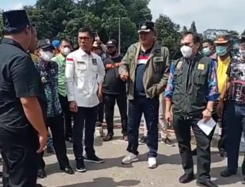 Bupati-Musa-Ahmad-pantau-kondisi-jembatan-putus-di-Kampung-Buyut-Ilir.jpg