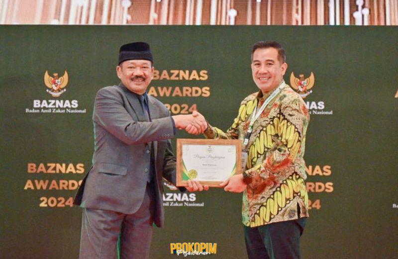 Bupati-Pesawaran-Dendi-Ramadhona-dianugerahi-penghargaan-Baznas-Award.jpg