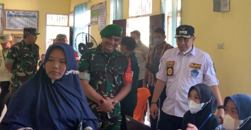 Bupati-Pesawaran-Dendi-Ramadhona-memantau-alur-pemungutan-suara-di-e-voting.jpg