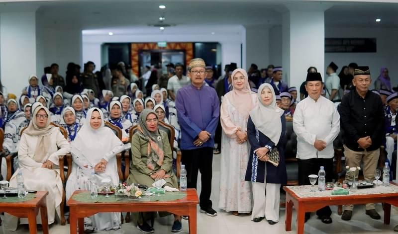 Bupati-Pesisir-Barat-Agus-Istiqlal-melepas-73-calon-jamaah-haji.jpg