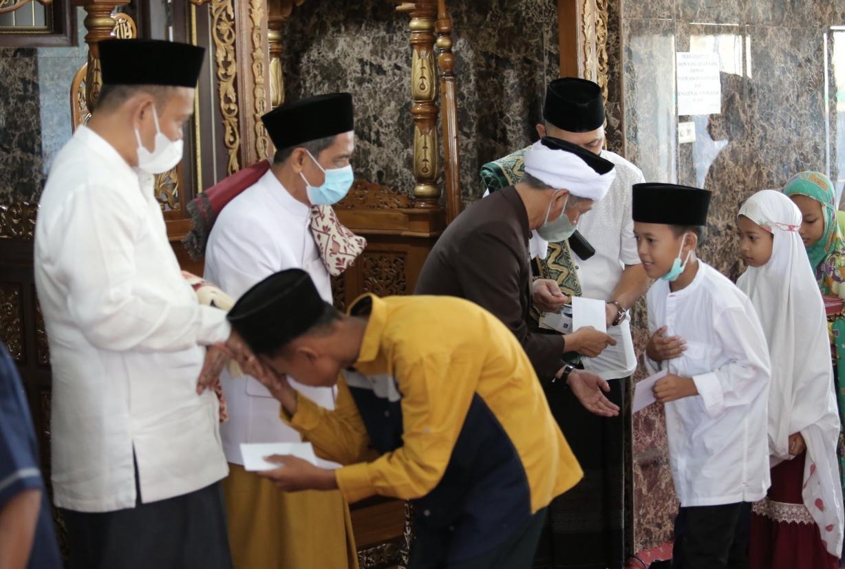 Bupati-Pringsewu-Sujadi-danWabup-Pringsewu-Fauzi-pamit-pada-jamaah-salat-Ied.jpg