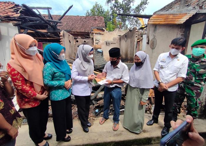 Bupati-Tanggamus-Dewi-Handajani-memberikan-bantuan.jpg