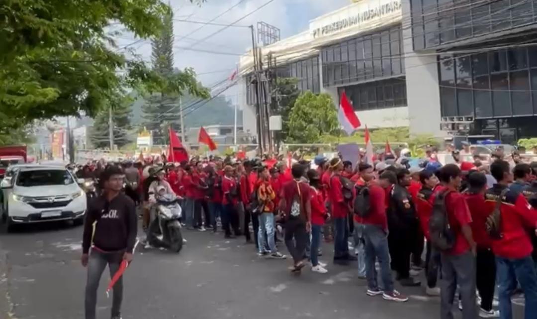 Buruh-Perkebunan-Nusantara-mengenakan-baju-merah-padati-Jalan-protokol.jpg