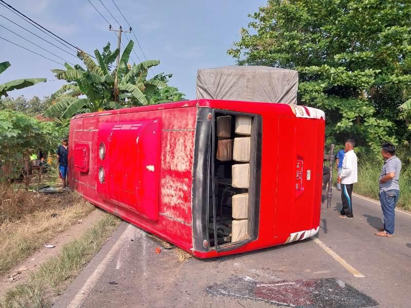 Bus-pengantar-keluarga-ASN-Pemda-Lampung-Tengah-terguling-di-Tegineneng.jpg