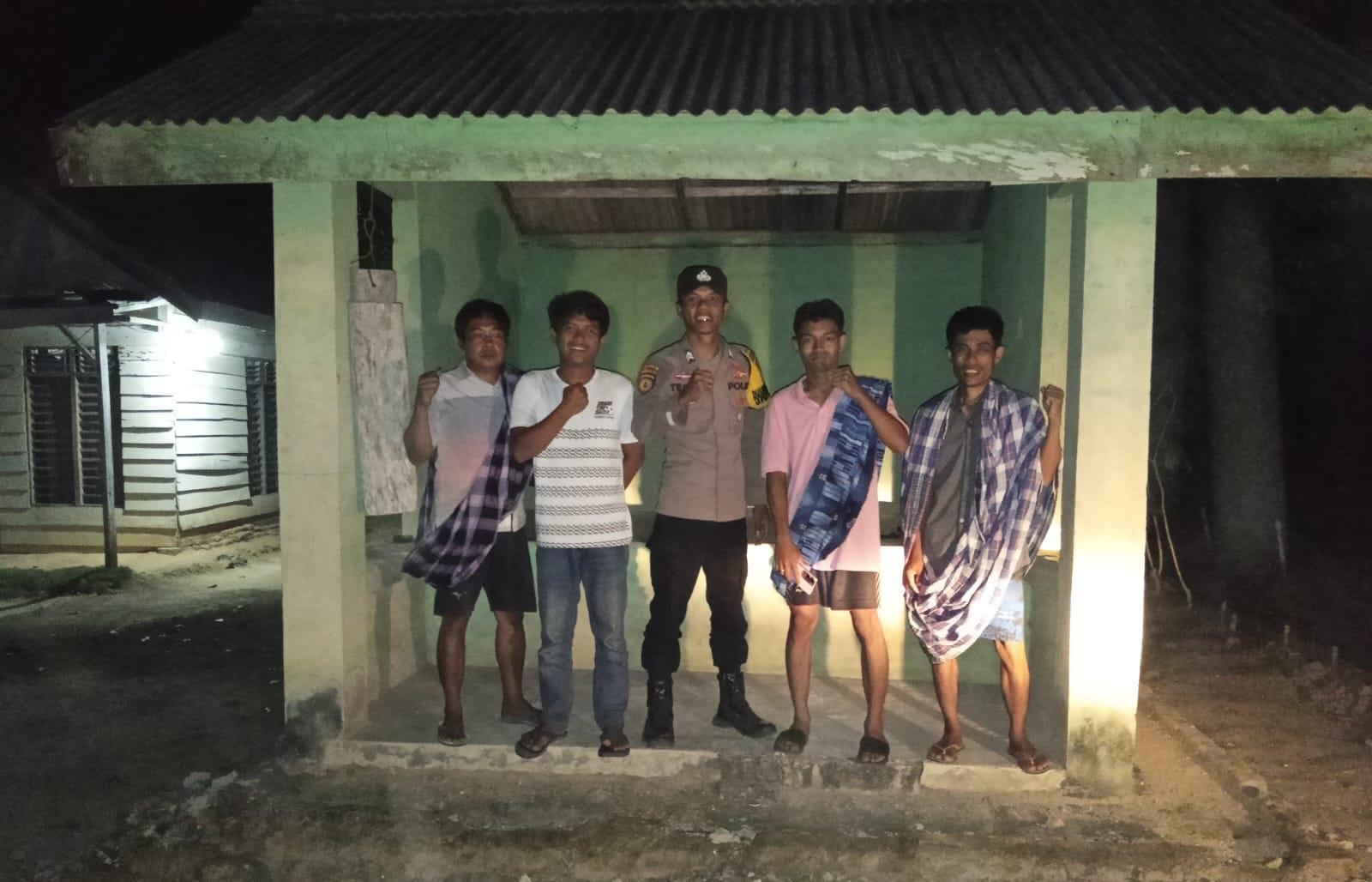 Bhabin Polsek Tanjung Raya Cek Poskamling di Desa Sinar Laga