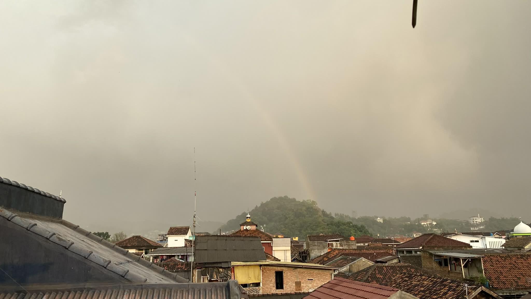CUACA-Penampakan-pelangi-saat-hujan-panas.jpg
