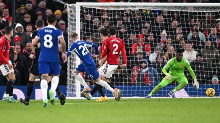 Cole-cetak-gol-saat-lawan-Manchester-United.jpg