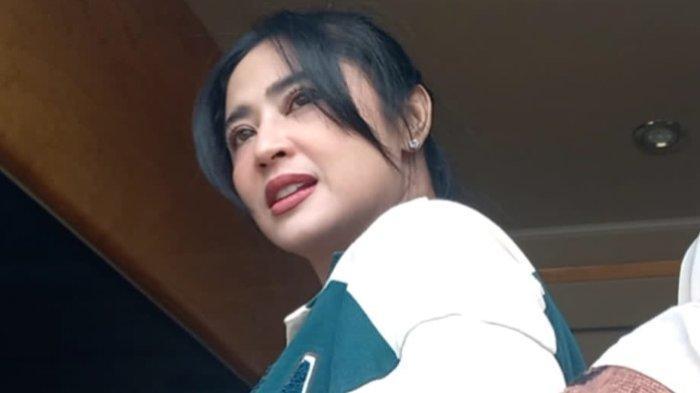 DAPAT-KUCING-Pedangdut-Dewi-Perssik-mendapatkan.jpg