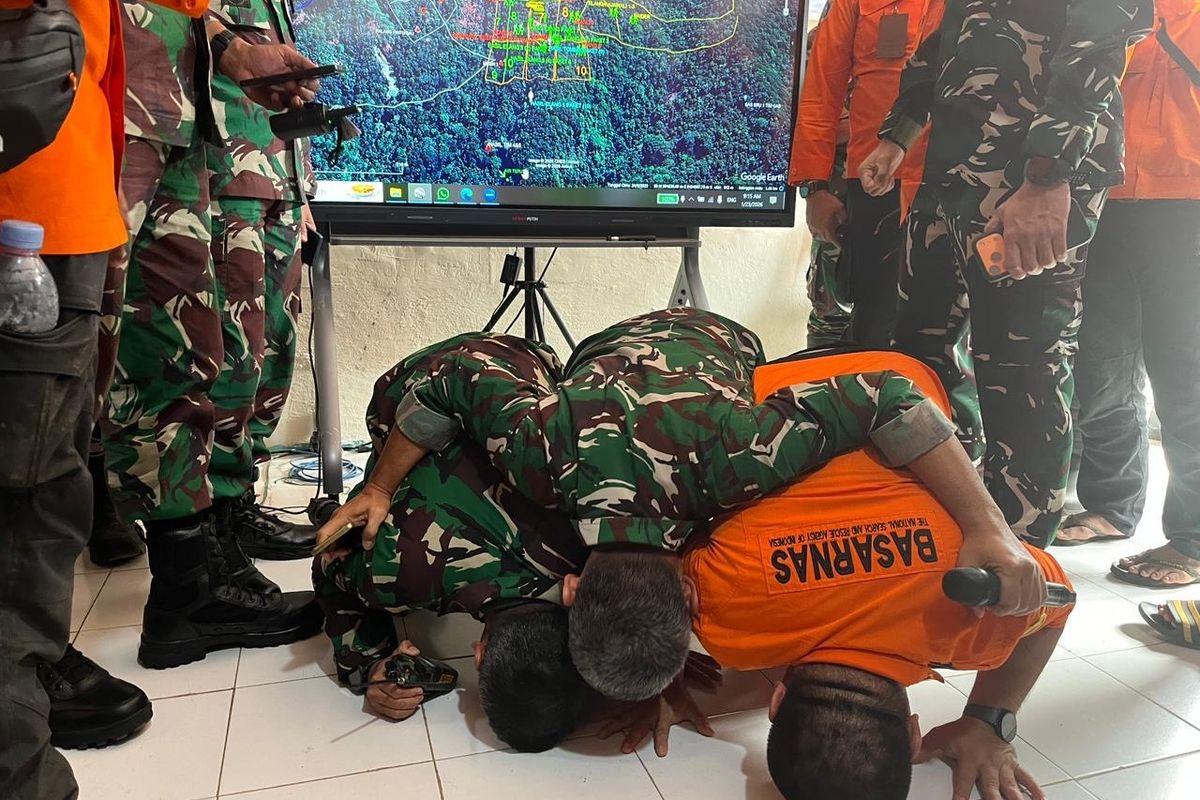 DITEMUKAN-Sujud-syukur-tim-SAR-gabungan-usai-10-korban.jpg