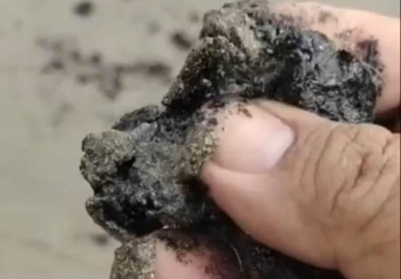 DLH-Lampung-akan-cek-temuan-limbah-hitam-seperti-aspal-di-Pantai-Lampung-Selatan.jpg