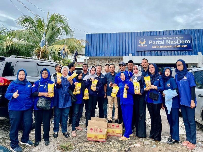 DPD NasDem Bandar Lampung Bagikan Minyak Goreng Peringati HUT ke-11