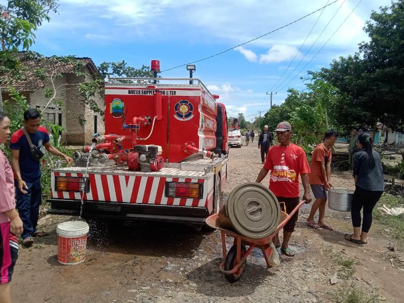 Damkarmat-Lampung-Selatan-mendistribusikan-air-bersih-untuk-pengungsi-korban-banjir.jpg