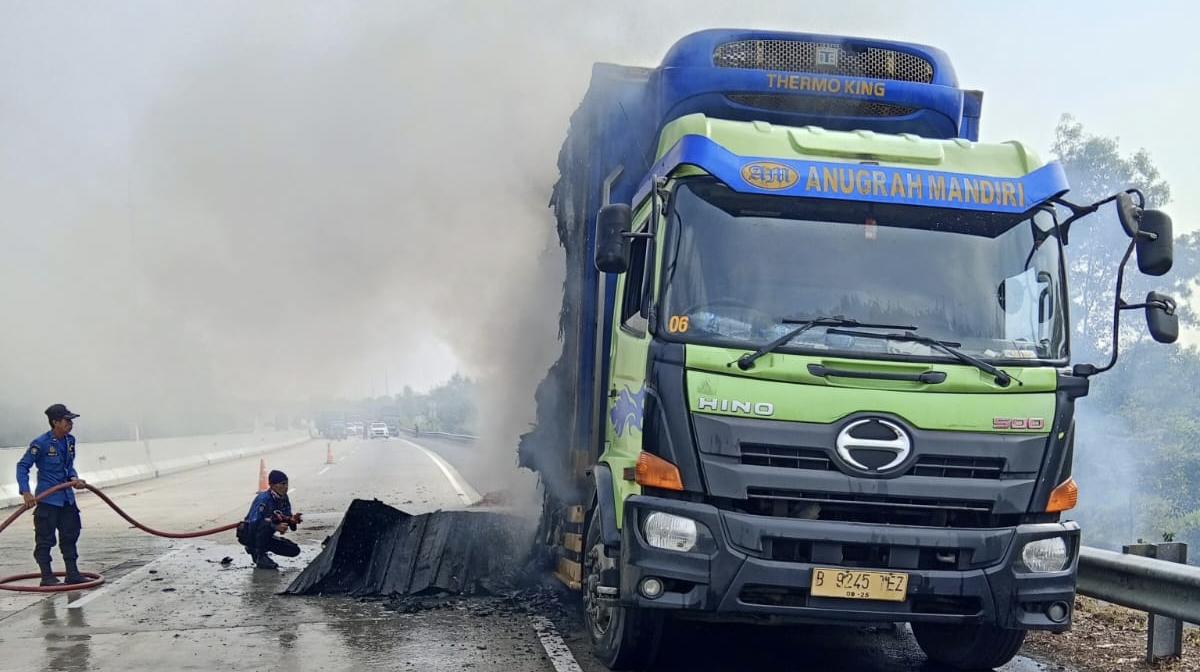 Damkarmat-saat-memadamkan-api-pada-truk-muatan-wortel-di-Jalan-Tol-KM-139-A-Lampung-Tengah.jpg