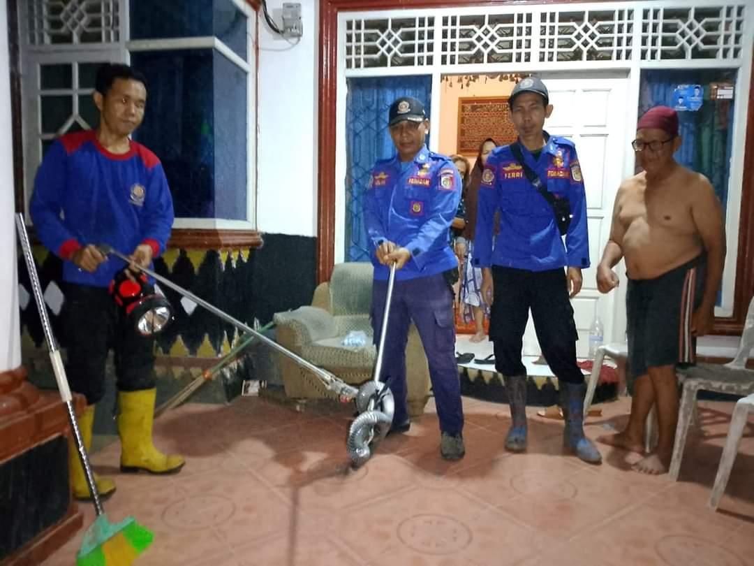 Damkartan-Tulangbawang-evakuasi-ular-berbisa-di-rumah-warga.jpg