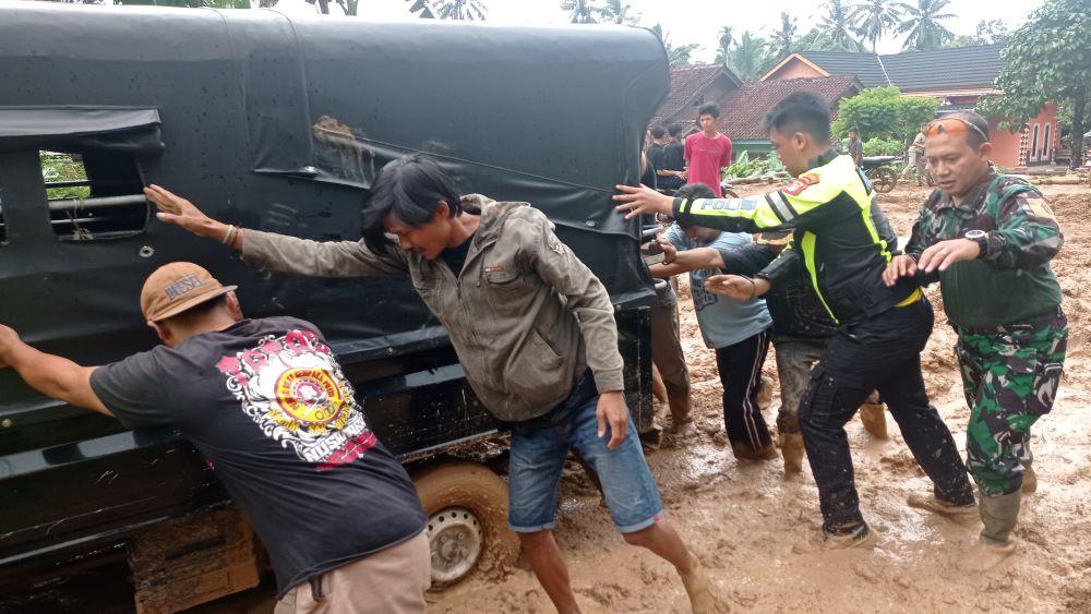 Dandim-Tanggamus-evakuasi-mobil-terjebak-lumpur.jpg