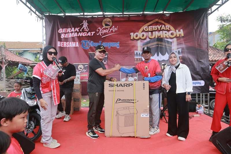 Dapat-Hadiah-Mesin-Cuci-Jalan-Sehat-Kapal-Api-Tribun-Lampung-Alfian-Ucap-Syukur.jpg