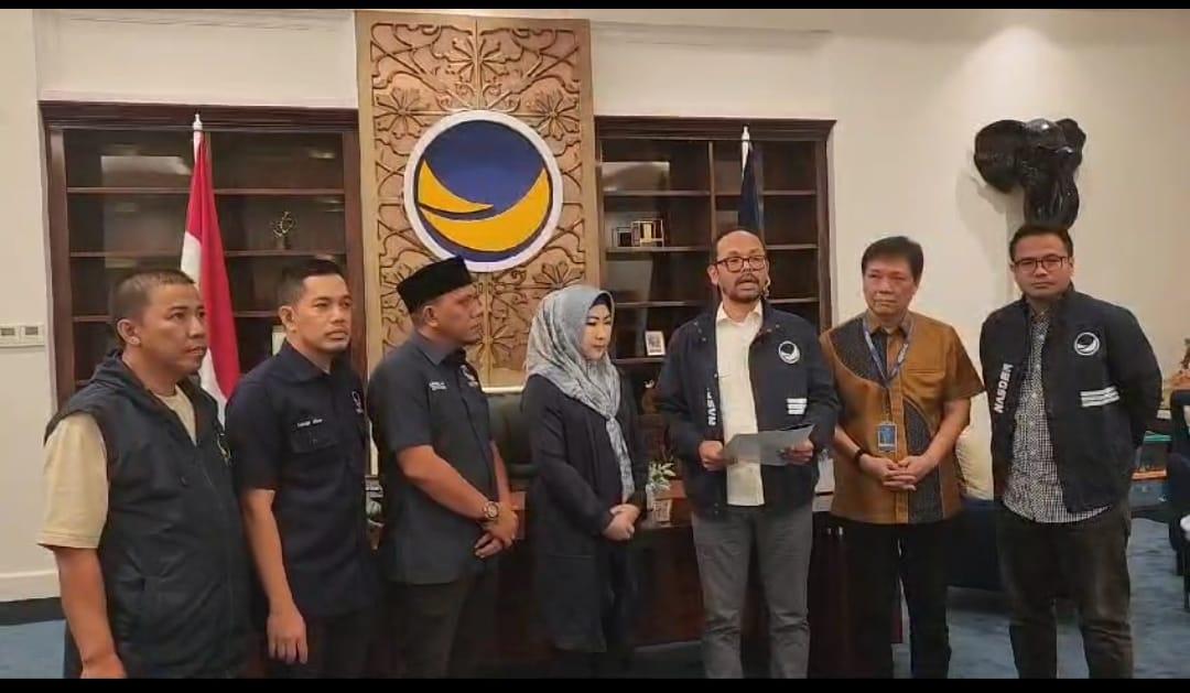 Dewi-Handayani-dan-Kurniawan-saat-terima-surat-tugas-rekomendasi-dari-Partai-NasDem.jpg