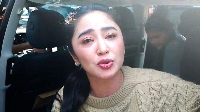 Dewi-Perssik-Diminta-Ibunya-Jadi-Ustazah-Akan-Diwujudkan-di-Umur-40-Tahun.jpg