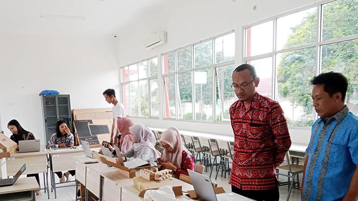 Dinda-Pertama-Kali-Pakai-Kemensos-Distribusikan-16-Ribu-Laptop-ke-Sekolah-Rakyat.jpg