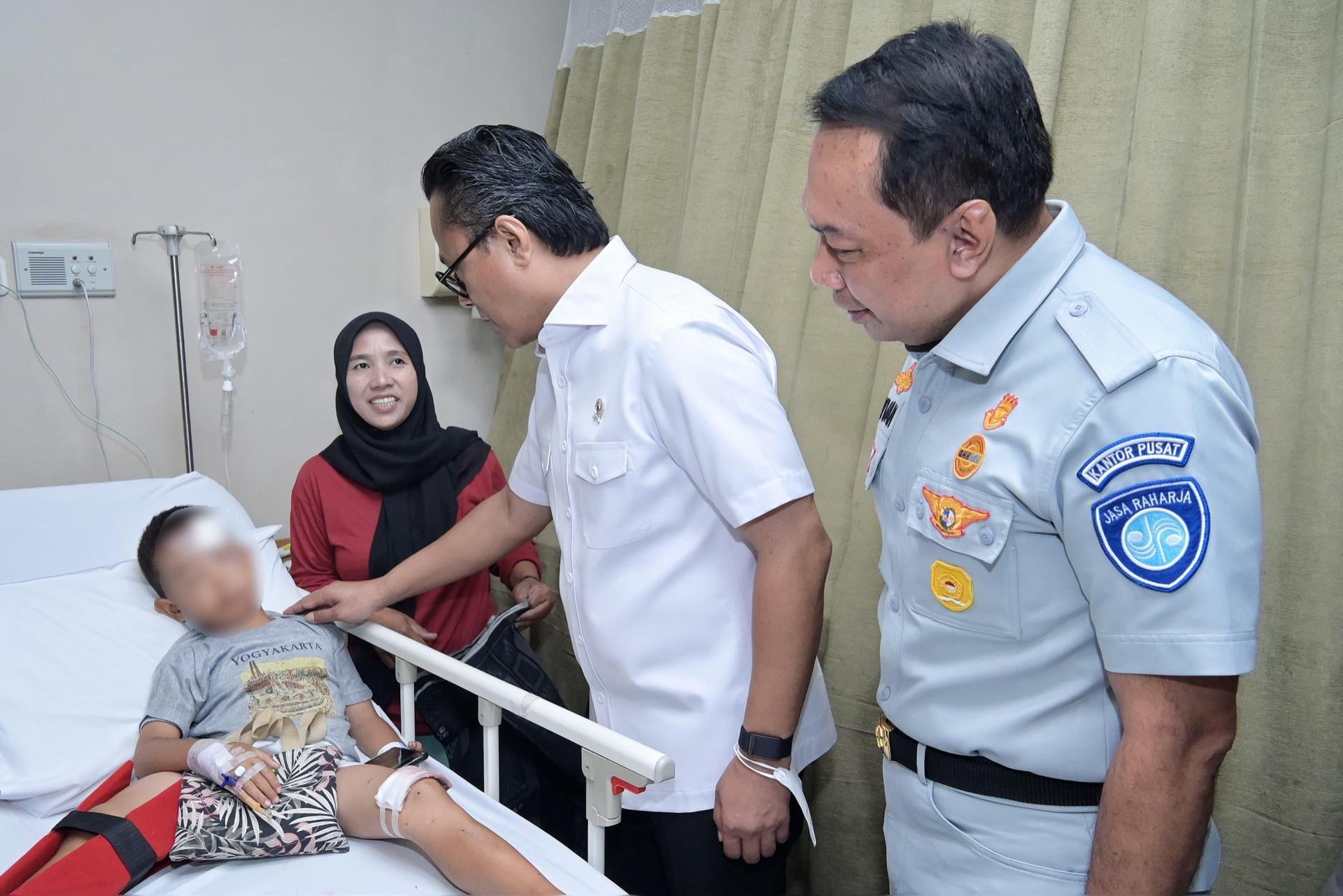 Dirut-Jasa-Raharja-dan-Wamen-BUMN-Besuk-KorbanKecelakaan-Tol-Cipularang-di-Radjak-Hospital-Cikampek.jpg