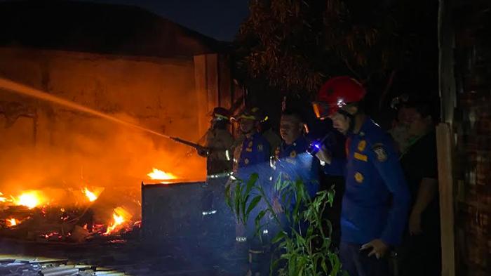 Uang Rp7 Juta Ikut Ludes Terbakar Ketika Rumah Efriyadi Dilahap Si Jago Merah - Tribunlampung.co.id