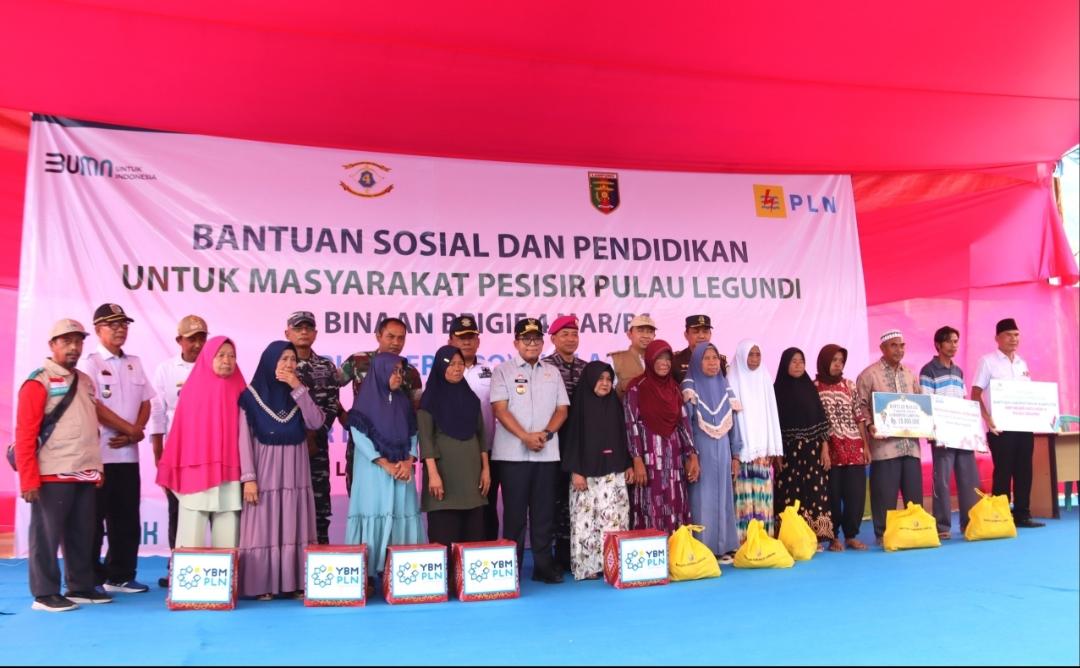 PLN Bareng Forkopimda dan Brigif 4 Marinir Salurkan Bansos untuk Warga Pulau Legundi - Dream-light-pln1.jpg
