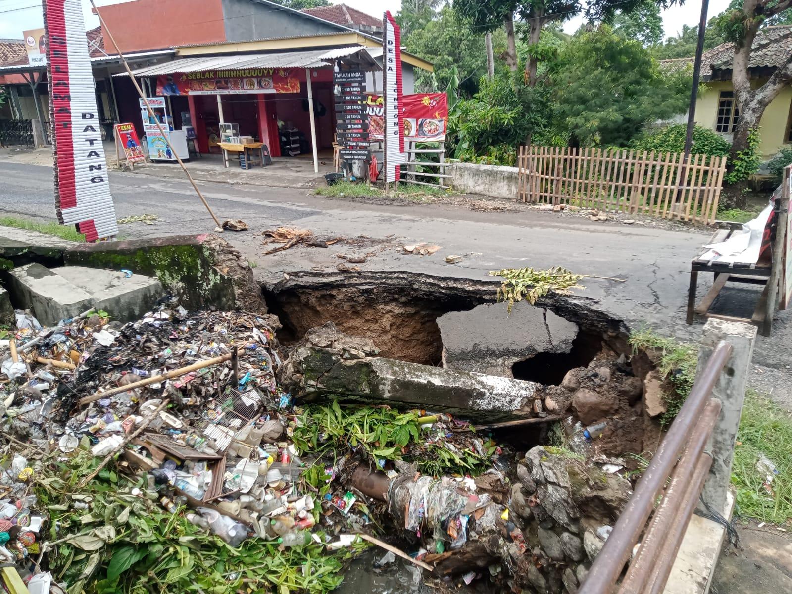 Komisi I DPRD Lampung Selatan Tinjau Jalan Rusak di Sidomulyo