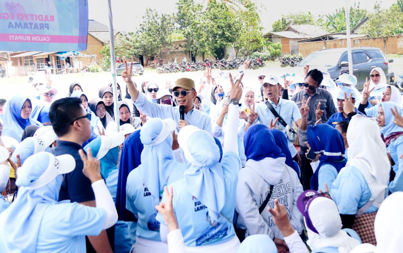 Dua Jari Warga Pesisir Lampung Selatan untuk Egi-Syaiful