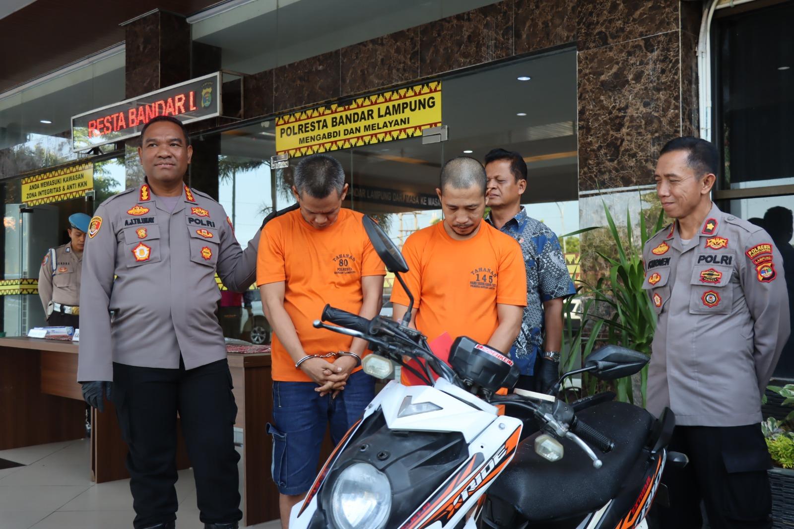 Dua-pencuri-ponsel-kini-menjalani-pemeriksaan-di-Mapolresta-Bandar-Lampung.jpg