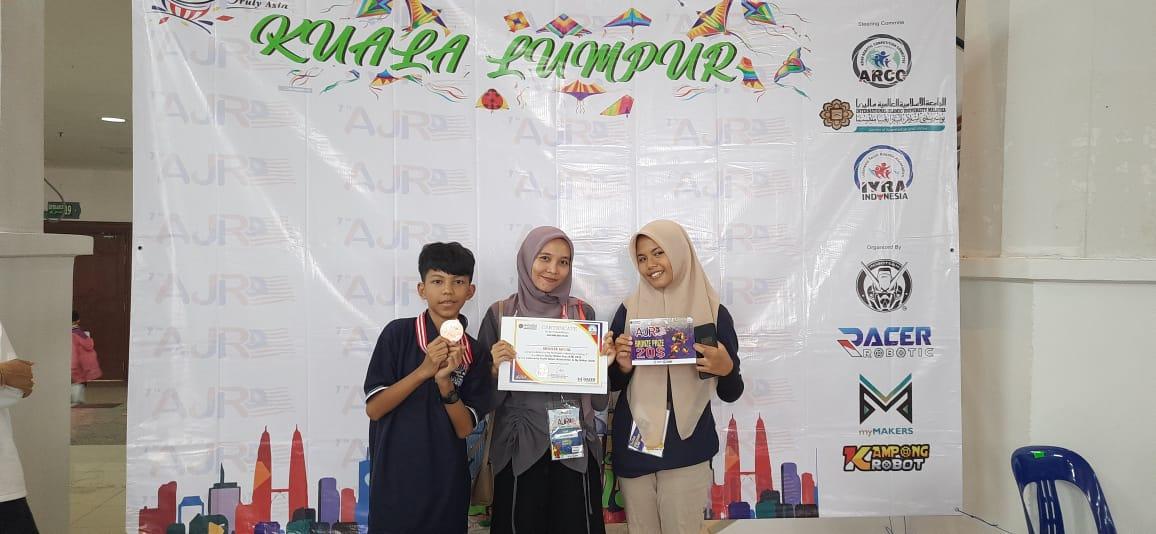 Dua-siswa-MTsN-2-Pesawaran-Juara-di-Malaysia.jpg