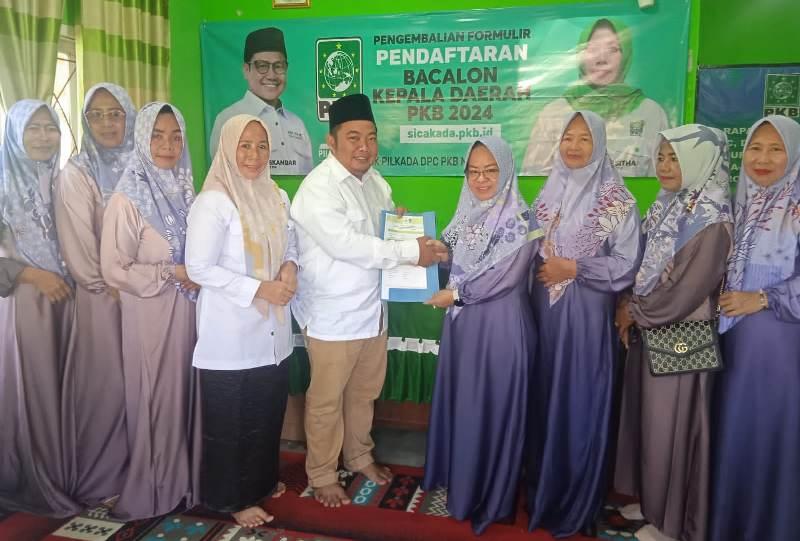 Elfianah-kembalikan-formulir-pendaftaran-balon-bupati-ke-PKB-Mesuji-a.jpg