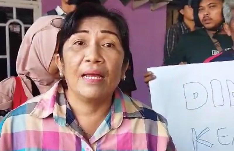 Emak-Emak di Pasir Gintung Ngamuk Rumahnya Ditertibkan PT KAI, Sebut Punya Sertifikat Tanah