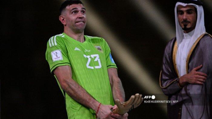 Chelsea dan Tottenham Rebutan Kiper Eksentrik Emiliano Martinez