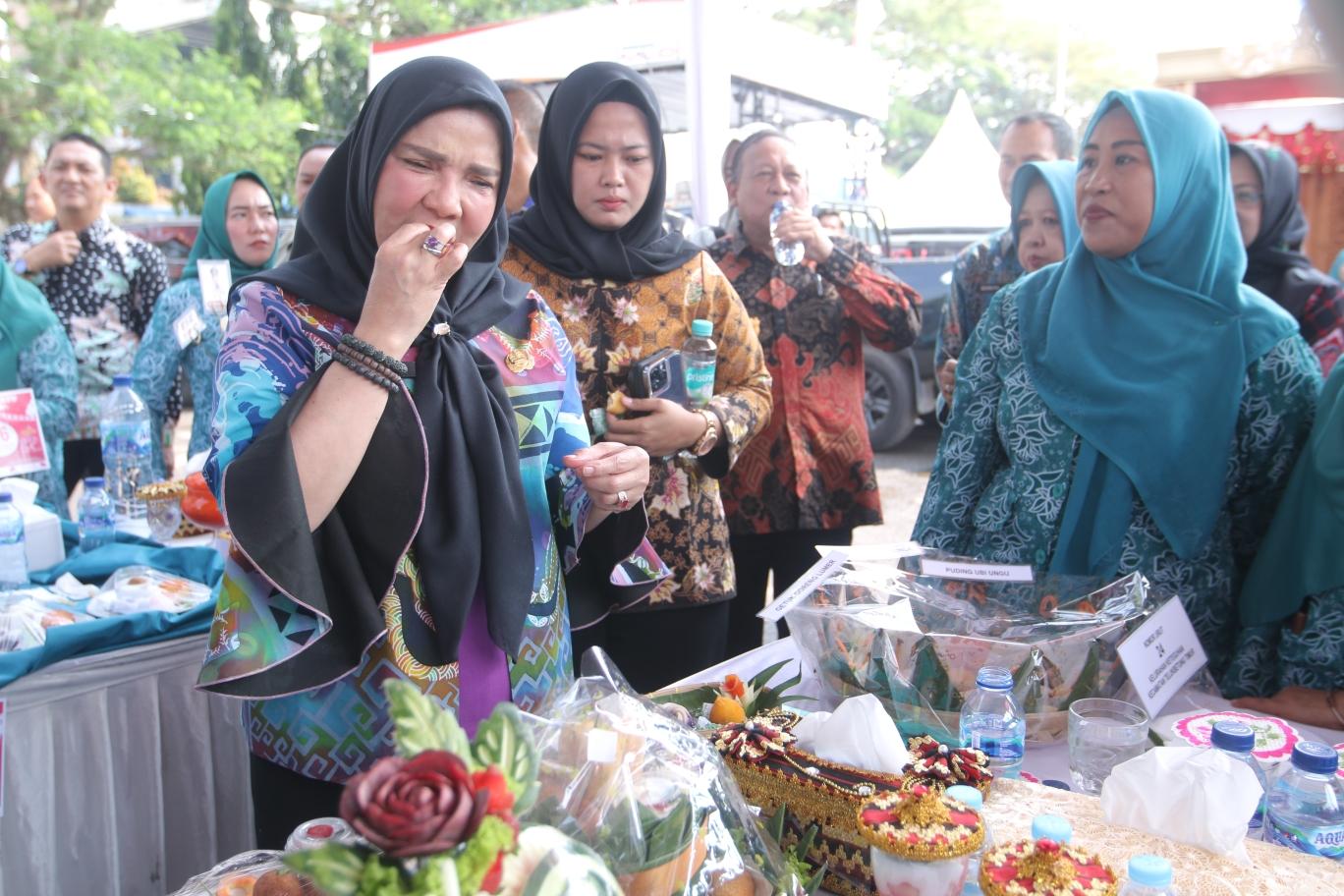Eva-Dwiana-mencicipi-masakan-peserta.jpg