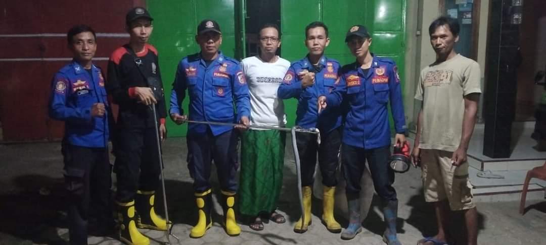 Evakuasi-ular-kobra-yang-dilakukan-Damkar-Tulangbawang.jpg