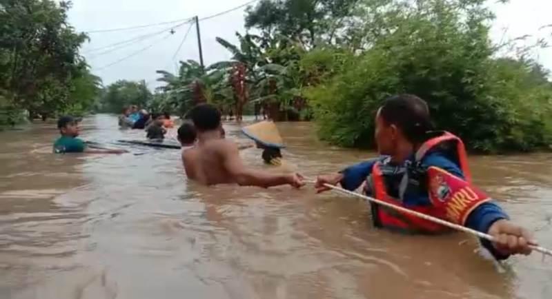 Evakuasi-warga-di-Sidomulyo-Lampung-Selatan-akibat-banjir.jpg