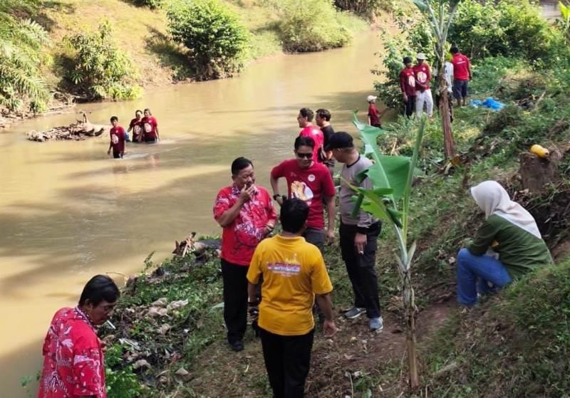 FPKM-dan-PSMTI-Lampung-Timur-gotong-royong-membersihkan-sungai-dari-sampah.jpg