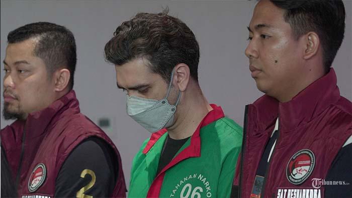 Fachry Albar Tertunduk Lesu saat Konpers Narkoba, Tolak Bicara di Depan Wartawan