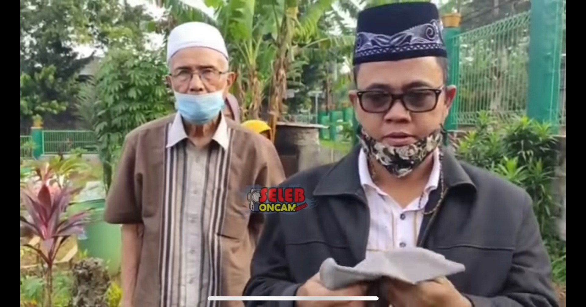 Faisal-Ajak-Kakek-Bibi-Andriansyah-ke-Makam-Jelang-100-Hari-Kepergian-Anak-dan-Menantunya.jpg