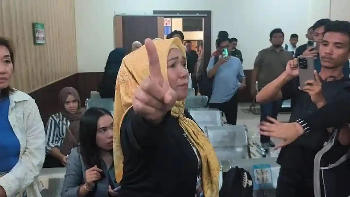 Fakta-TKP-pembunuhan-mahasiswi-Unram-diungkap-JPU-ibunda-terdakwa-histeris.jpg