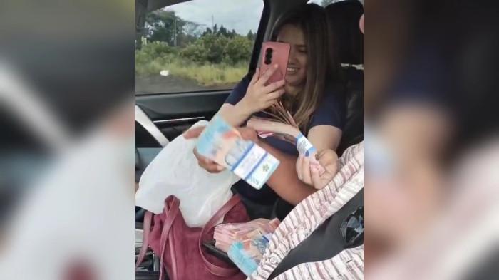 Fakta-sebenarnya-video-viral-istri-kades-pamer-uang-bergepok-gepok.jpg