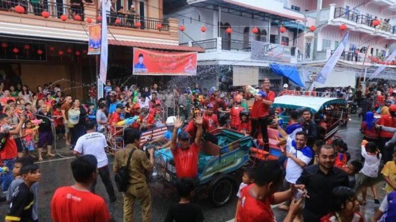 Festival-perang-air-di-kepulauan-riau.jpg