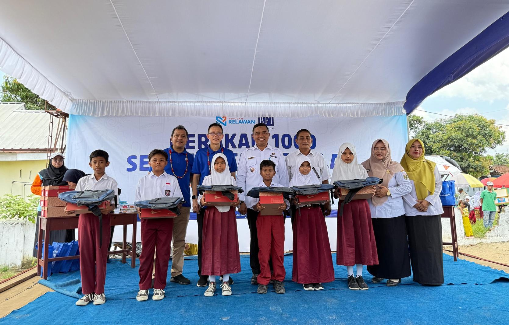 BFI Finance Bagikan Seribu Paket Sepatu dan Tas Sekolah di  Lampung Tengah